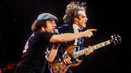 LOS CURIOSOS ENTRESIJOS DEL ‘BACK IN BLACK’ DE AC DC, EL DISCO DE HEAVY MÁS VENDIDO LOS CURIOSOS ENTRESIJOS DEL ‘BACK IN BLACK’ DE AC DC, EL DISCO DE HEAVY MÁS VENDIDO