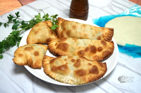 Empanadillas de espinacas y queso feta en freidora de aire. Empanadillas de espinacas y queso feta en freidora de aire.