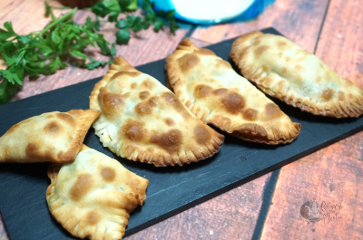 Empanadillas de espinacas y queso feta en freidora de aire. Empanadillas de espinacas y queso feta en freidora de aire.