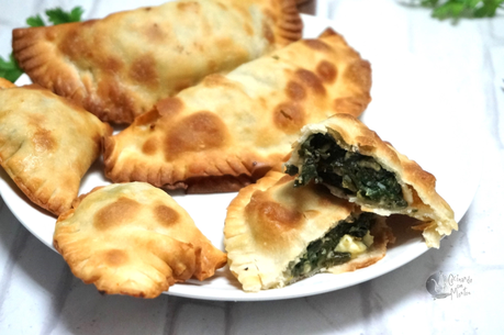 Empanadillas de espinacas y queso feta en freidora de aire. Empanadillas de espinacas y queso feta en freidora de aire.
