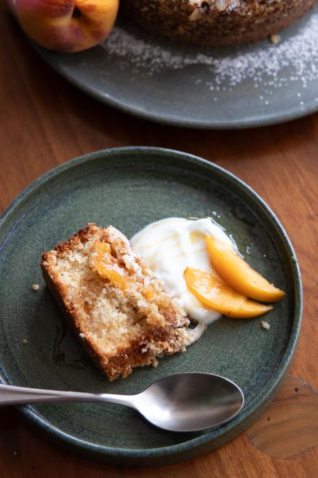 Este Coffee Cake de Duraznos tiene todo lo que amas: fruta fresca, streusel crujiente y una miga perfecta