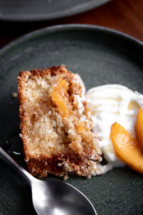 Este Coffee Cake de Duraznos tiene todo lo que amas: fruta fresca, streusel crujiente y una miga perfecta