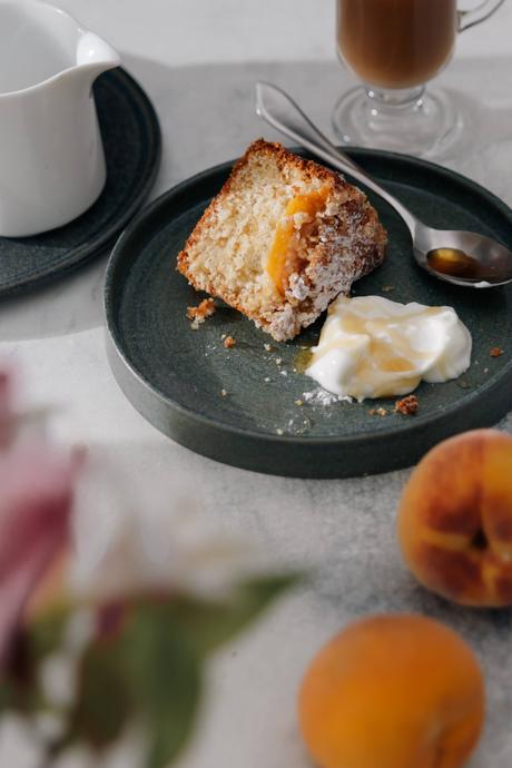 Este Coffee Cake de Duraznos tiene todo lo que amas: fruta fresca, streusel crujiente y una miga perfecta