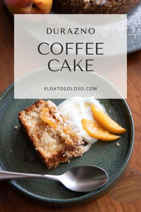 Este Coffee Cake de Duraznos tiene todo lo que amas: fruta fresca, streusel crujiente y una miga perfecta