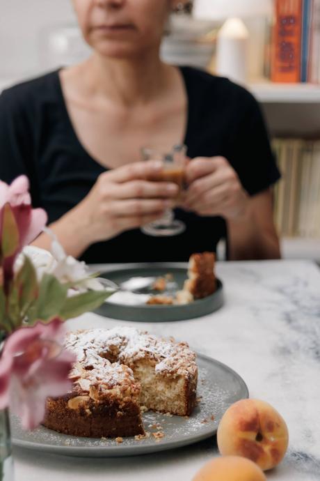 Este Coffee Cake de Duraznos tiene todo lo que amas: fruta fresca, streusel crujiente y una miga perfecta