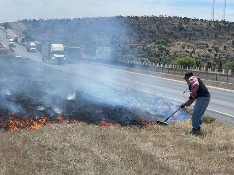 Protección Civil de Soledad combate incendio forestal en Libramiento Oriente