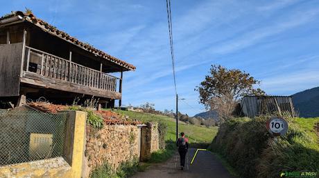 Hórreo junto al camino