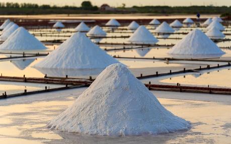 Las baterías de sodio son dispositivos electroquímicos de almacenamiento energético que funcionan mediante la transferencia reversible de iones de sodio entre el ánodo y el cátodo durante los procesos de carga y descarga