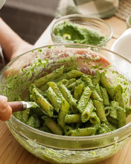 mezclar pasta con pesto