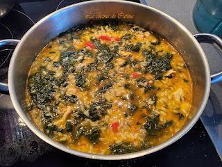 Arroz caldoso con pollo y espinacas