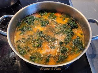 Arroz caldoso con pollo y espinacas