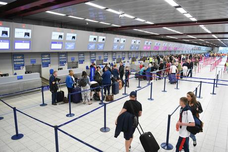 Los españoles no conocen sus derechos por interrupción de su vuelo aeropuerto pasajeros aviones vuelos