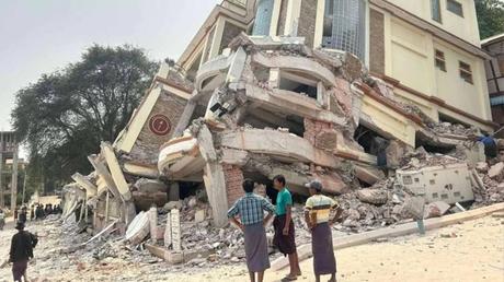 El terremoto causa más de 150 muertos en Birmania y Tailandia El terremoto causa más de 150 muertos en Birmania y Tailandia