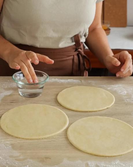 masa de empanada cortada