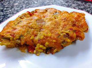 Arroz con pollo y verduras en costra