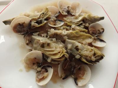 Almejas con alcachofas