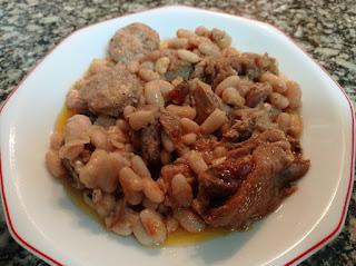 Alubias con magret de pato confitado y butifarra blanca