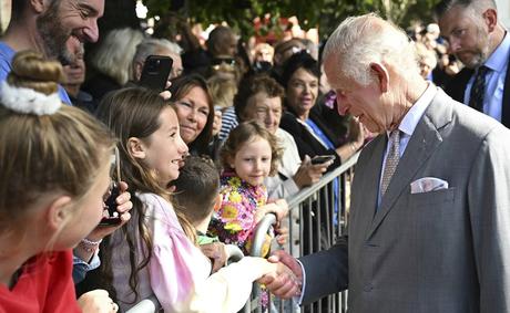 El rey Carlos III reanuda sus actividades oficiales después de su hospitalización