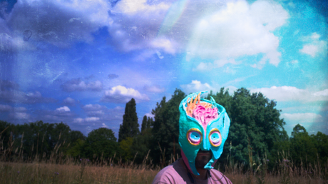 Cumbia electrónica y drama en inglés: blosqui estrena canción con Anjelica Wampler 🎶