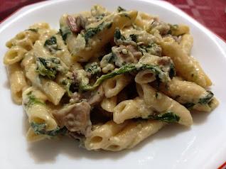 Macarrones cremosos sin lactosa con espinacas y champiñones