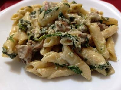 Macarrones cremosos sin lactosa con espinacas y champiñones