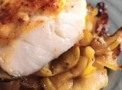 Bacalao quso fresco cabra malagueño sobre cama cebollas carmelizadas manzana