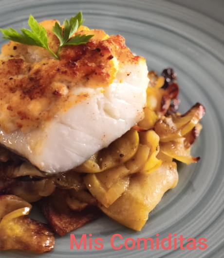 BACALAO CON QUSO FRESCO DE CABRA MALAGUEÑO SOBRE CAMA DE CEBOLLAS CARMELIZADAS Y MANZANA