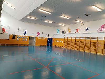 Siluetas de deportistas en el gimnasio del cole