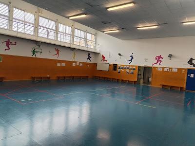 Siluetas de deportistas en el gimnasio del cole