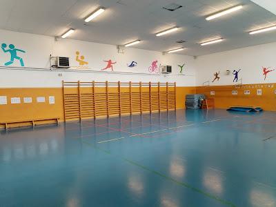 Siluetas de deportistas en el gimnasio del cole