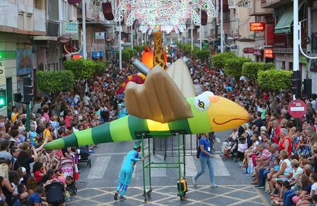 La Gran Charanga de las Fiestas Patronales de Elche: Un Desfile de Humor, Música y Tradición La Gran Charanga de las Fiestas Patronales de Elche: Un Desfile de Humor, Música y Tradición