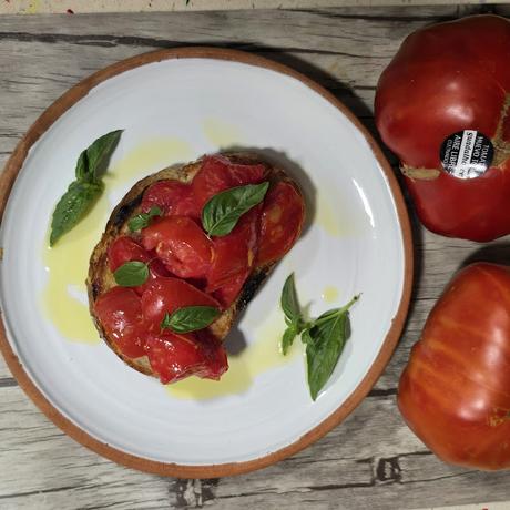 BRUSCHETTA DE TOMATE HUEVO DE TORO CON VINAGRETA DE CÍTRICOS BRUSCHETTA DE TOMATE HUEVO DE TORO CON VINAGRETA DE CÍTRICOS