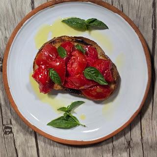 BRUSCHETTA DE TOMATE HUEVO DE TORO CON VINAGRETA DE CÍTRICOS BRUSCHETTA DE TOMATE HUEVO DE TORO CON VINAGRETA DE CÍTRICOS