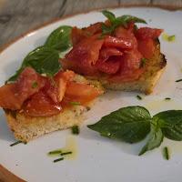 BRUSCHETTA DE TOMATE HUEVO DE TORO CON VINAGRETA DE CÍTRICOS BRUSCHETTA DE TOMATE HUEVO DE TORO CON VINAGRETA DE CÍTRICOS