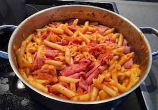 Macarrones con mortadela