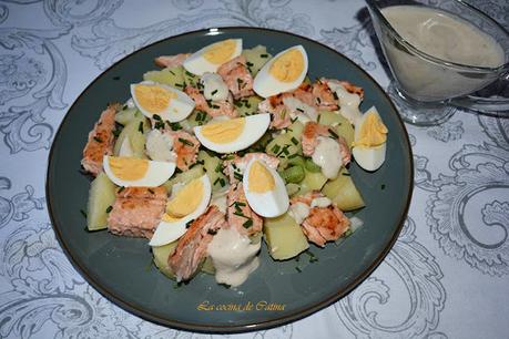 Ensalada de patatas y salmón con salsa césar Ensalada de patatas y salmón con salsa césar