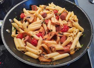 Pasta con salchichas y champiñones