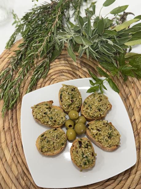 TOSTA DE ACEITUNAS, PIÑONES Y ALBAHACA