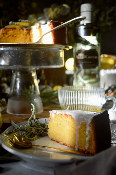 bizcocho-de-aceite-de-oliva-con-limón-y-salvia