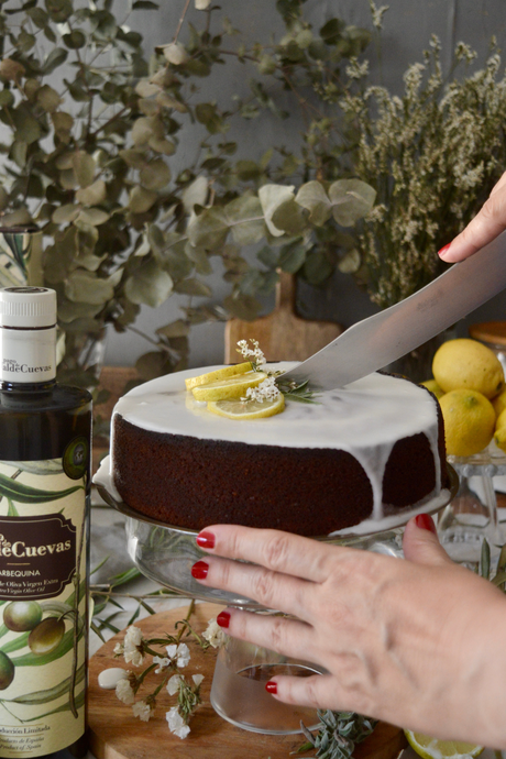 bizcocho-de-aceite-de-oliva-con-limón-y-salvia