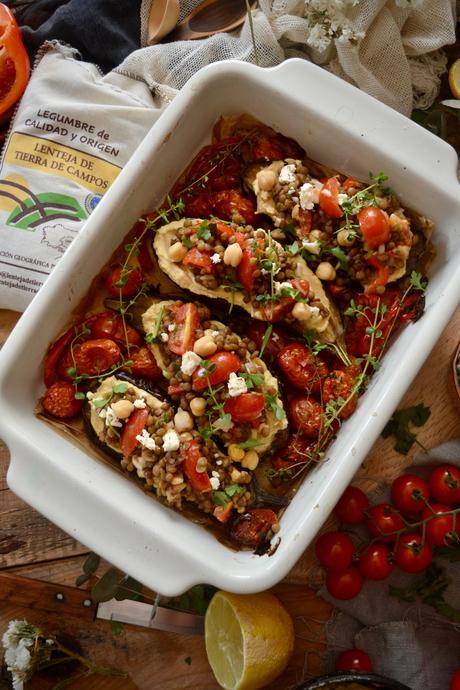 berenjenas-rellenas-con-ensalada-de-lentejas-hummus-tomates-cherry-y-pimientos