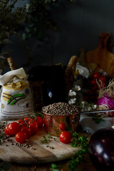 berenjenas-rellenas-con-ensalada-de-lentejas-hummus-tomates-cherry-y-pimientos