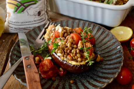 berenjenas-rellenas-con-ensalada-de-lentejas-hummus-tomates-cherry-y-pimientos