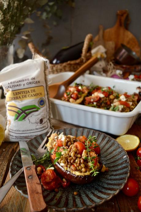 berenjenas-rellenas-con-ensalada-de-lentejas-hummus-tomates-cherry-y-pimientos