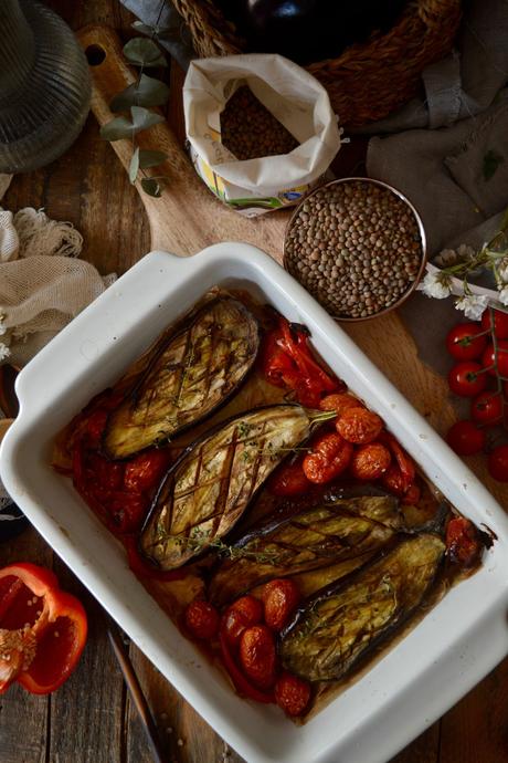 berenjenas-rellenas-con-ensalada-de-lentejas-hummus-tomates-cherry-y-pimientos