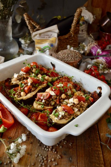 berenjenas-rellenas-con-ensalada-de-lentejas-hummus-tomates-cherry-y-pimientos