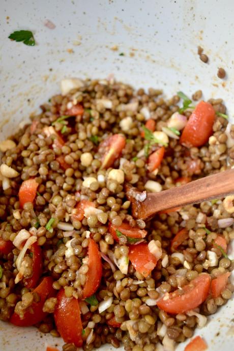berenjenas-rellenas-con-ensalada-de-lentejas-hummus-tomates-cherry-y-pimientos