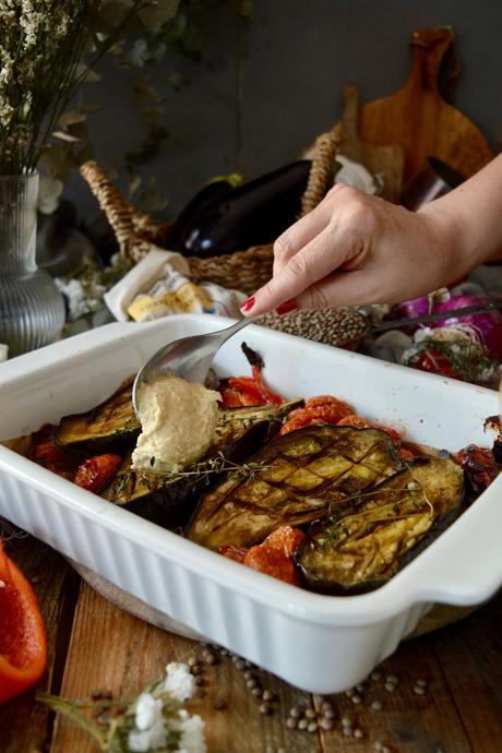 berenjenas-rellenas-con-ensalada-de-lentejas-hummus-tomates-cherry-y-pimientos