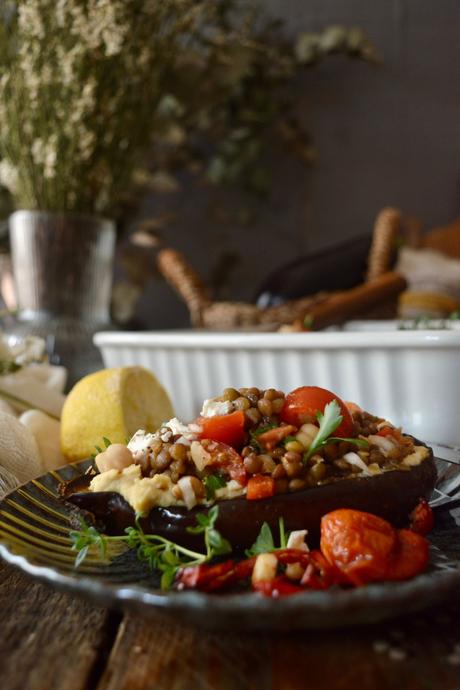 berenjenas-rellenas-con-ensalada-de-lentejas-hummus-tomates-cherry-y-pimientos