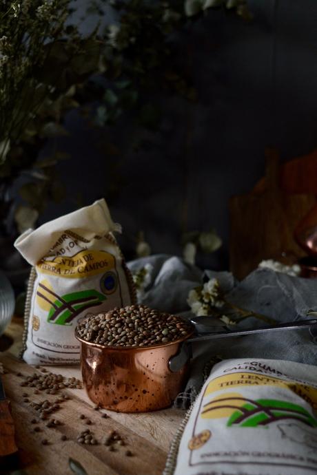 berenjenas-rellenas-con-ensalada-de-lentejas-hummus-tomates-cherry-y-pimientos